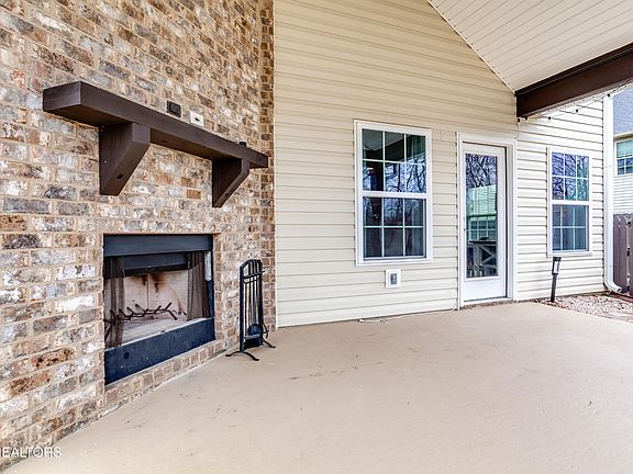 3rd image of 917 W Glenview Dr
