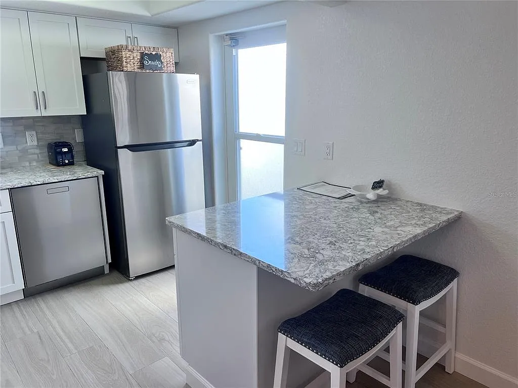 2 bed, 2.0 bath, 1064 sqft, $8,340 — Photo 3