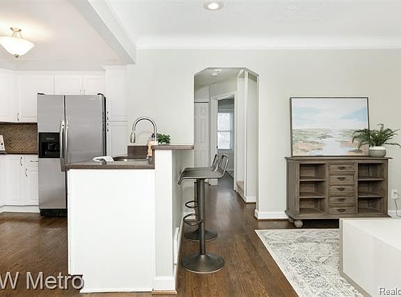 4th image of 818 N Connecticut Ave