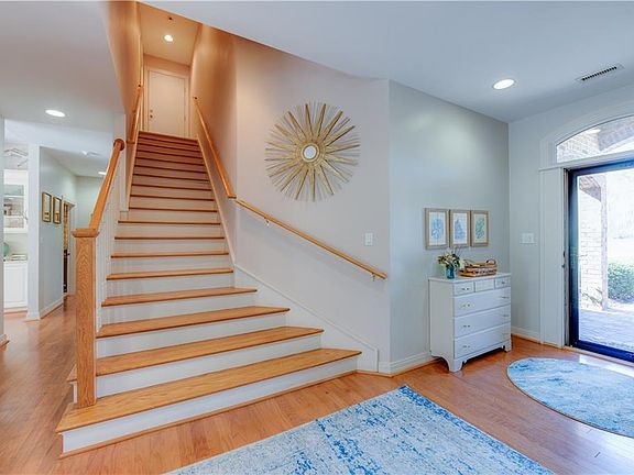 5th image of 9096 River Cres