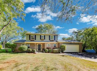 21301 N Woodland Ave, Barrington, IL 60010