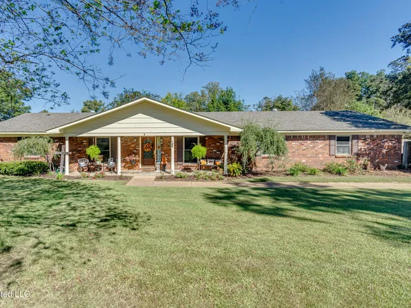 105 Center St, Flora, MS 39071