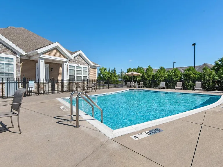 Ethan Pointe Apartment Homes — Photo 9
