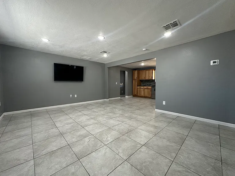 11042 N 17th Dr — Photo 2
