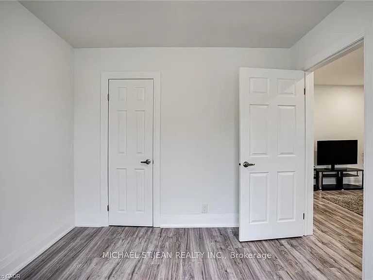 24 Vansitmart Ave — Photo 8