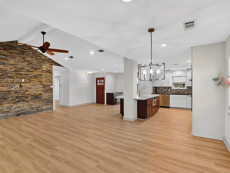 3208 Woodstone Dr — Photo 7