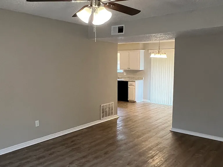 513 Redwood Dr — Photo 5