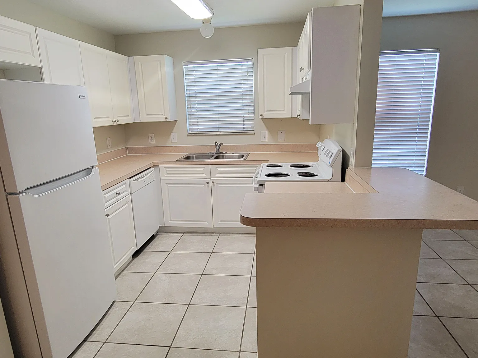 2 bed, 1030 sqft, $1,600 — Photo 4
