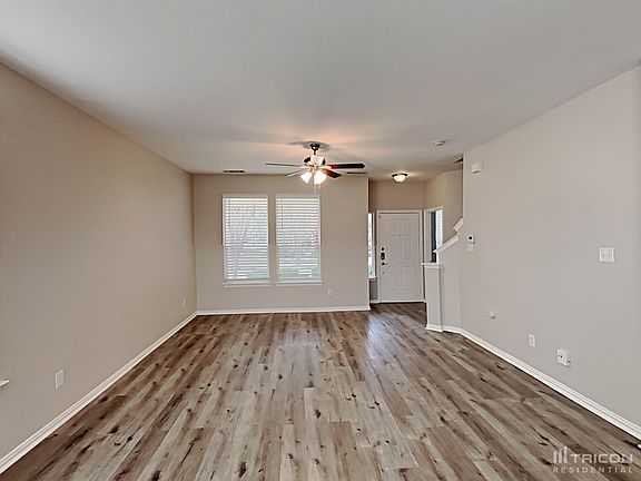 3rd image of 1016 Oakcrest Dr