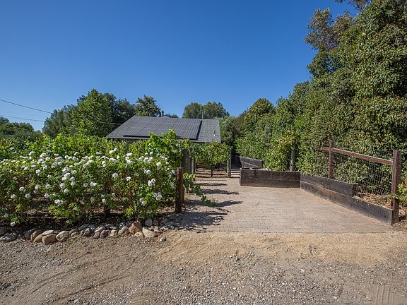 3rd image of 2495 Lucca Ave