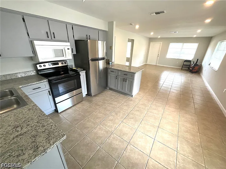 610 SE 13th Ct #A — Photo 4