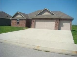 21808 Lombardo Ln, Peculiar, MO 64078