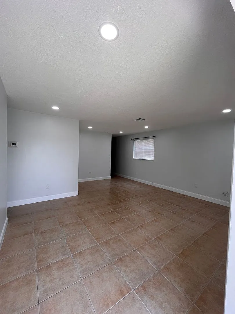 Stunning 2/1 for Rent! — Photo 2