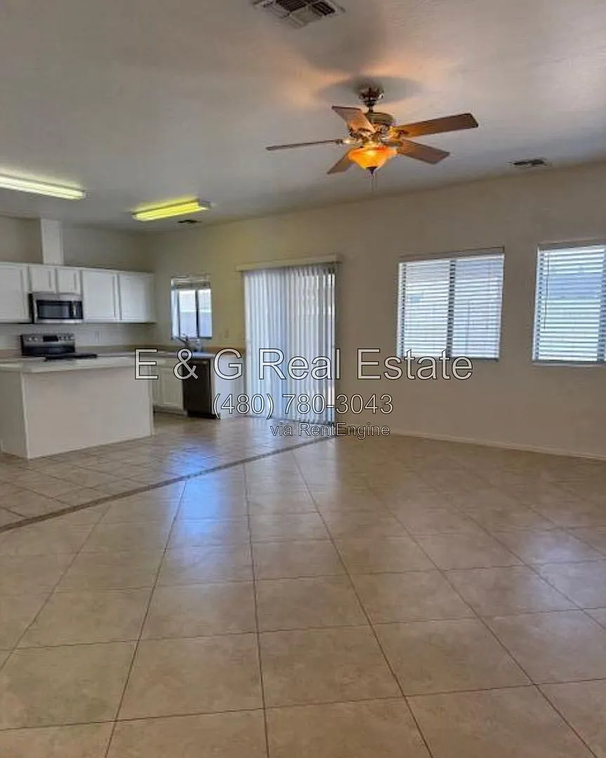 3 bed, 2.5 bath, 1744 sqft, $1,995 — Photo 3