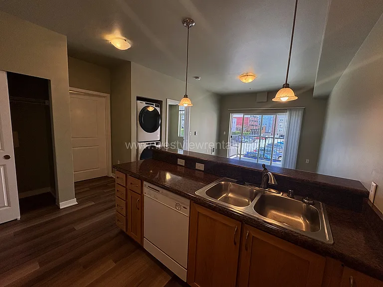 200 E Maple St — Photo 423