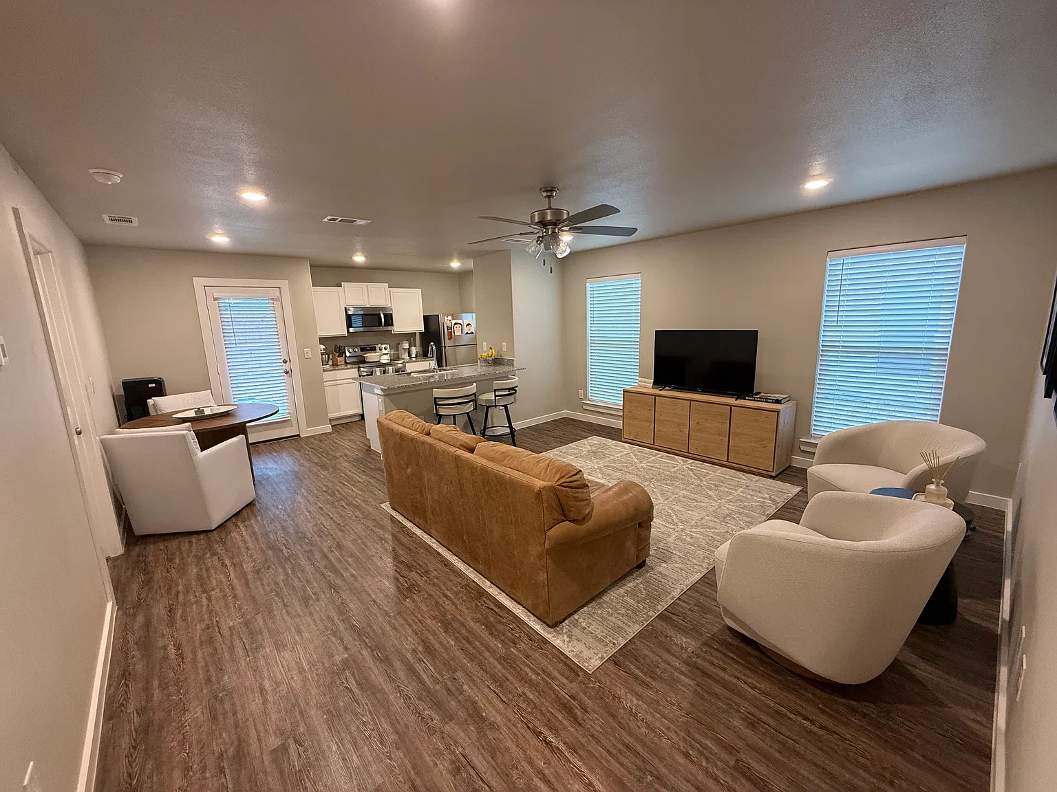 2 bed, 1006 sqft, $1,399 — Photo 2