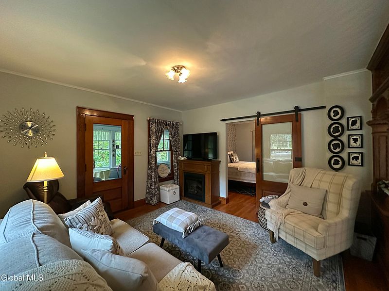 5th image of 818 Ridge Road