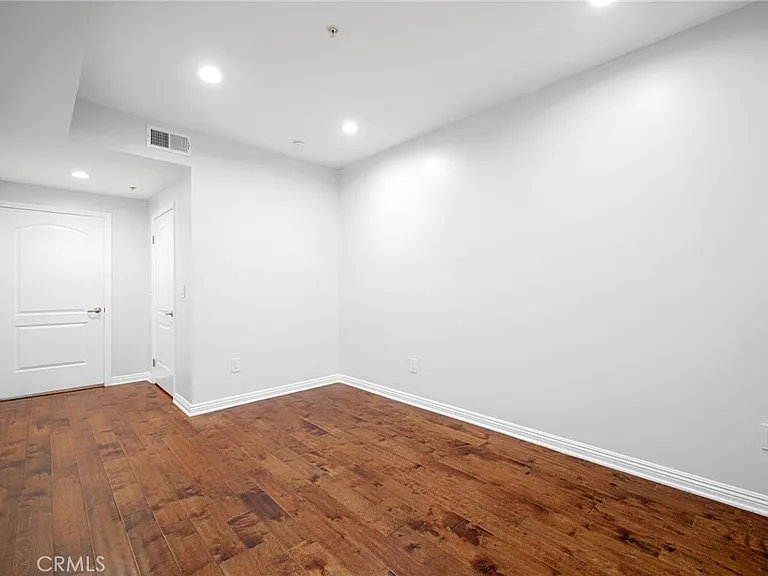 6800 Corbin Ave — Photo 23