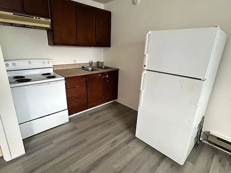 399 N Mountain View Dr — Photo 2