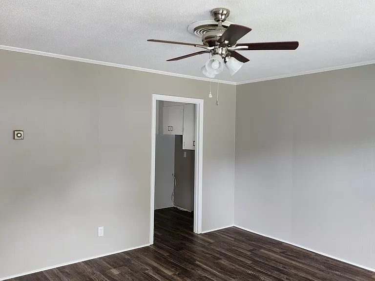 215 W Davis St — Photo 5