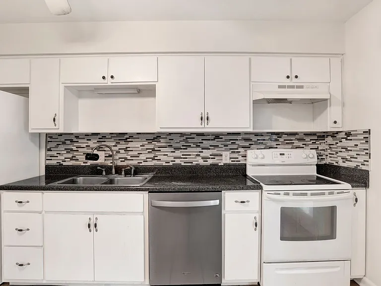 4707 Huron Dr — Photo 12