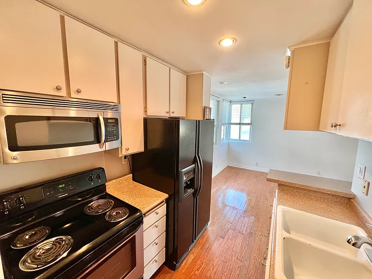 1907 Robinson Ave #3001 — Photo 6