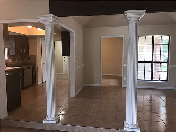 4th image of 807 Rolling Meadow Dr