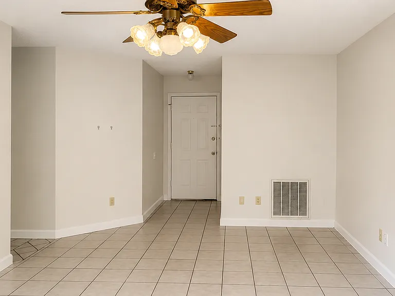 140 Royal Cir — Photo 2