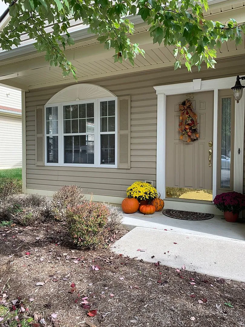 3 Bedroom, 2 Bath Townhouse End Unit with 1 Car Garage — Photo 3
