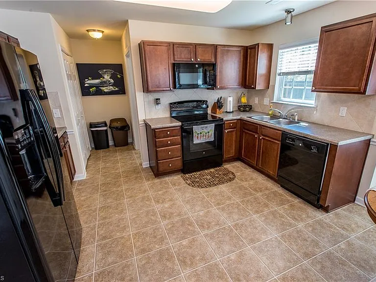 2110 Longburn Dr — Photo 23