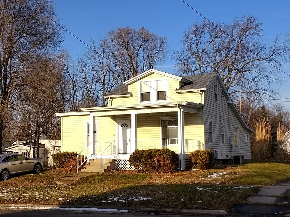 1 1/2 story 3 bedroom home