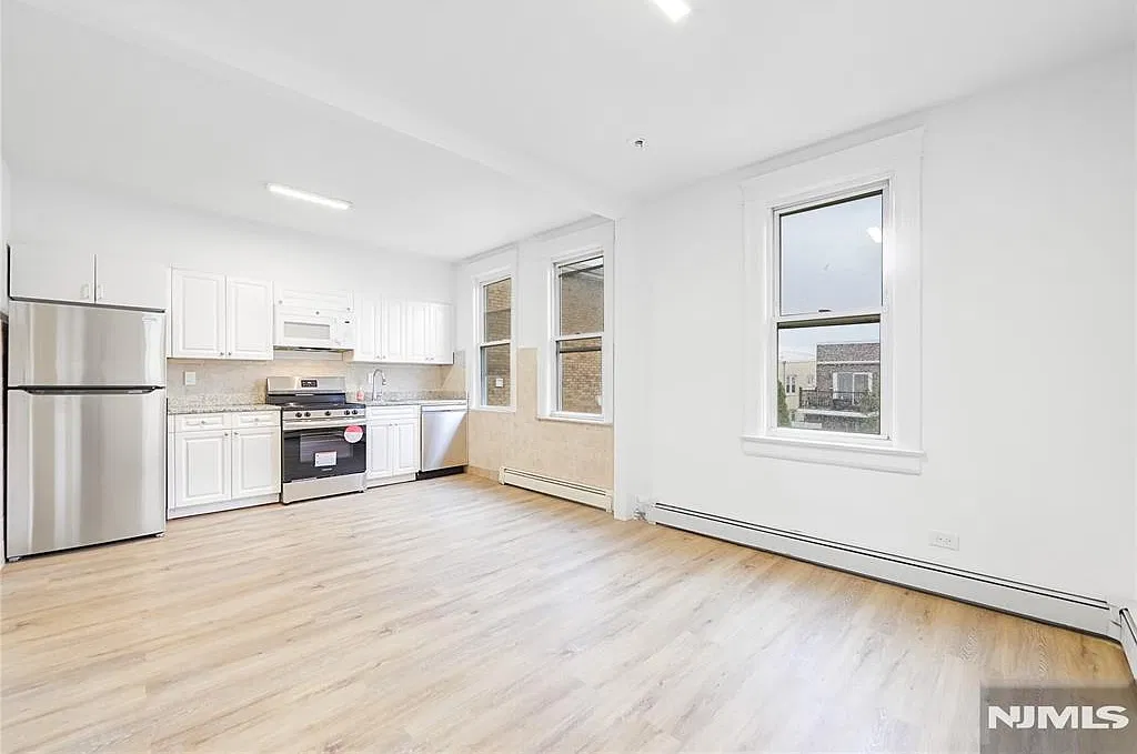 2 bed, 900 sqft, $2,000 — Photo 2