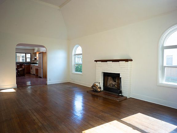 3rd image of 3714 Barry Ave