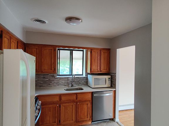 3rd image of 1285 E 224th St