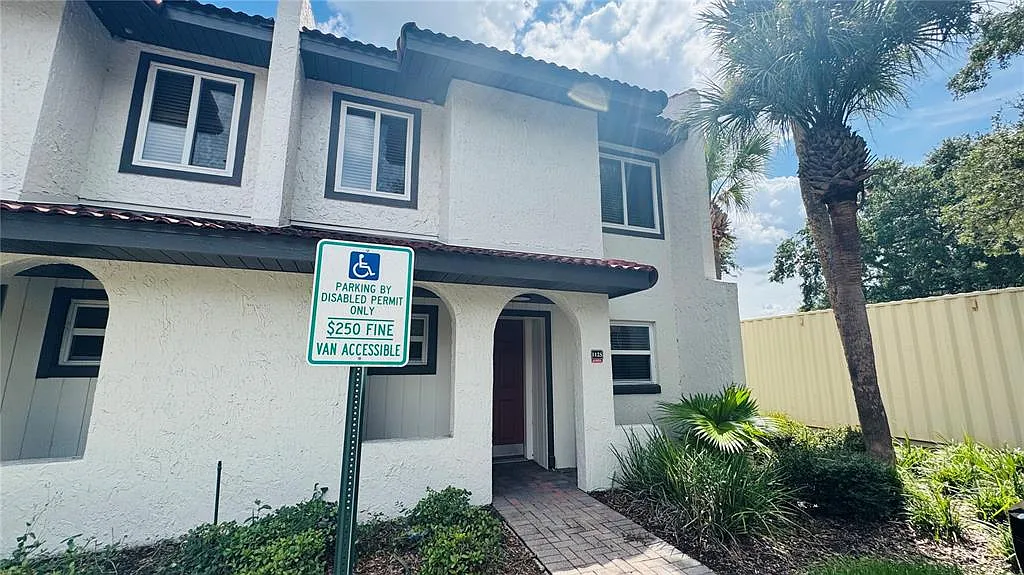 2 bed, 2.0 bath, 1052 sqft, $2,000 — Photo 2