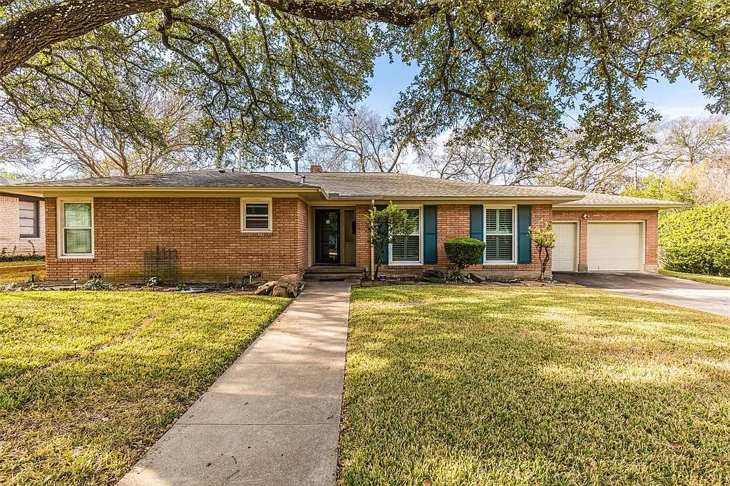 2624 Lake Oaks Rd — Photo 2