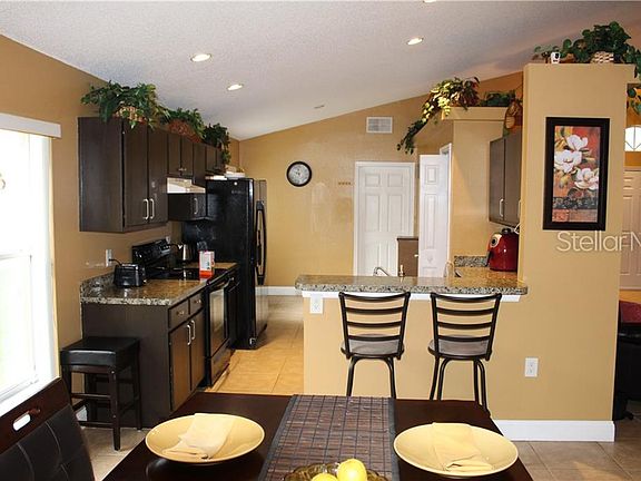 4th image of 1220 Acorn Cir
