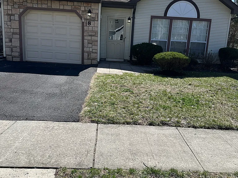 8 Madison Ct — Photo 2