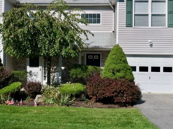 5 Meadow Ln, Hamburg, NJ 07419