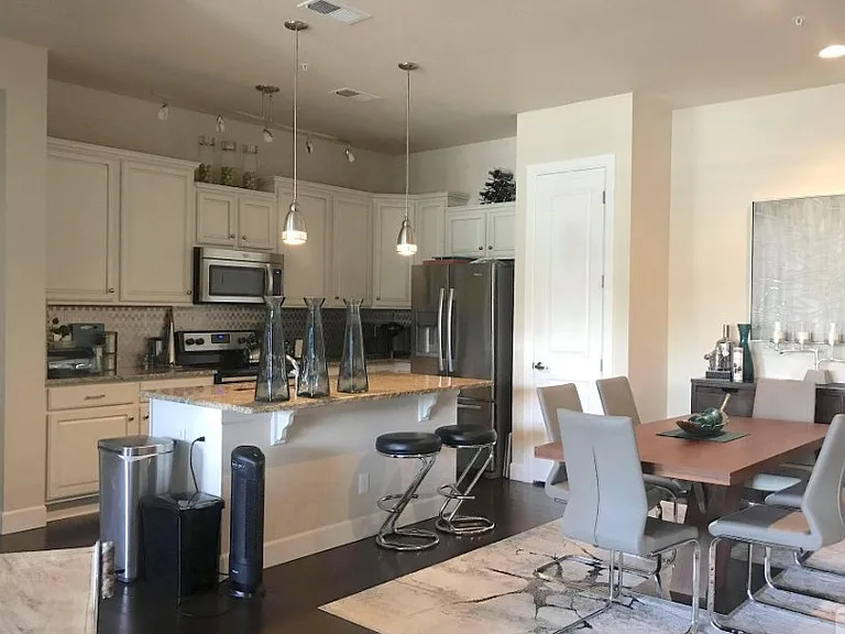 Gallery kitchen and breakfast counter