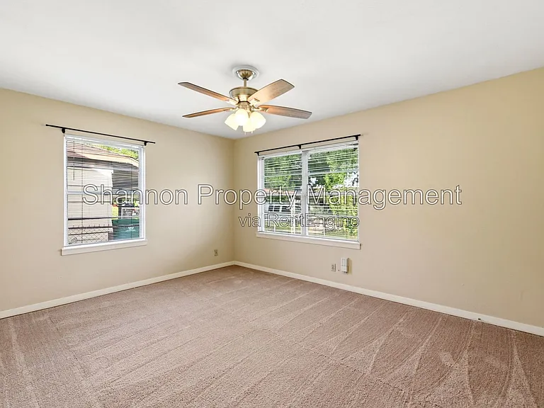 8406 Highcrest Dr — Photo 28