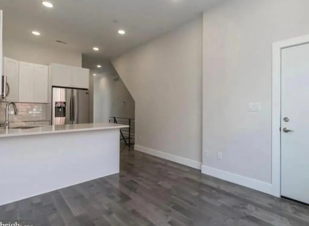 3 bed, 1200 sqft, $2,400 — Photo 2