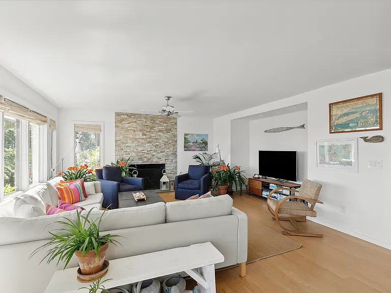 28 Gardiners Bay Dr — Photo 9
