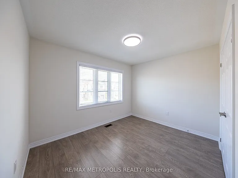 39 Northrop Ave — Photo 18