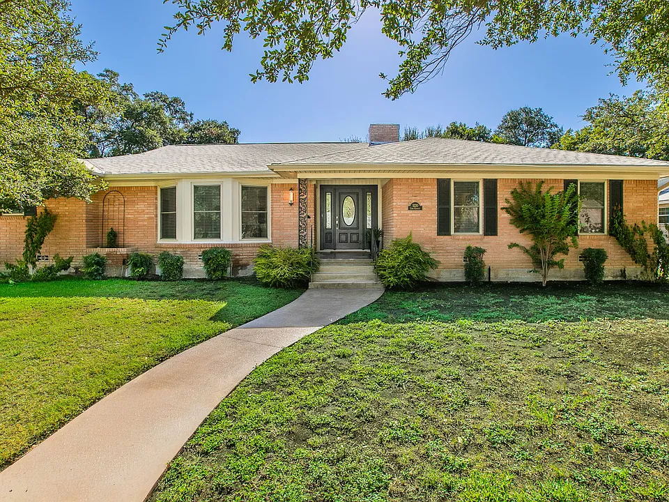 5220 Lake Charles Dr