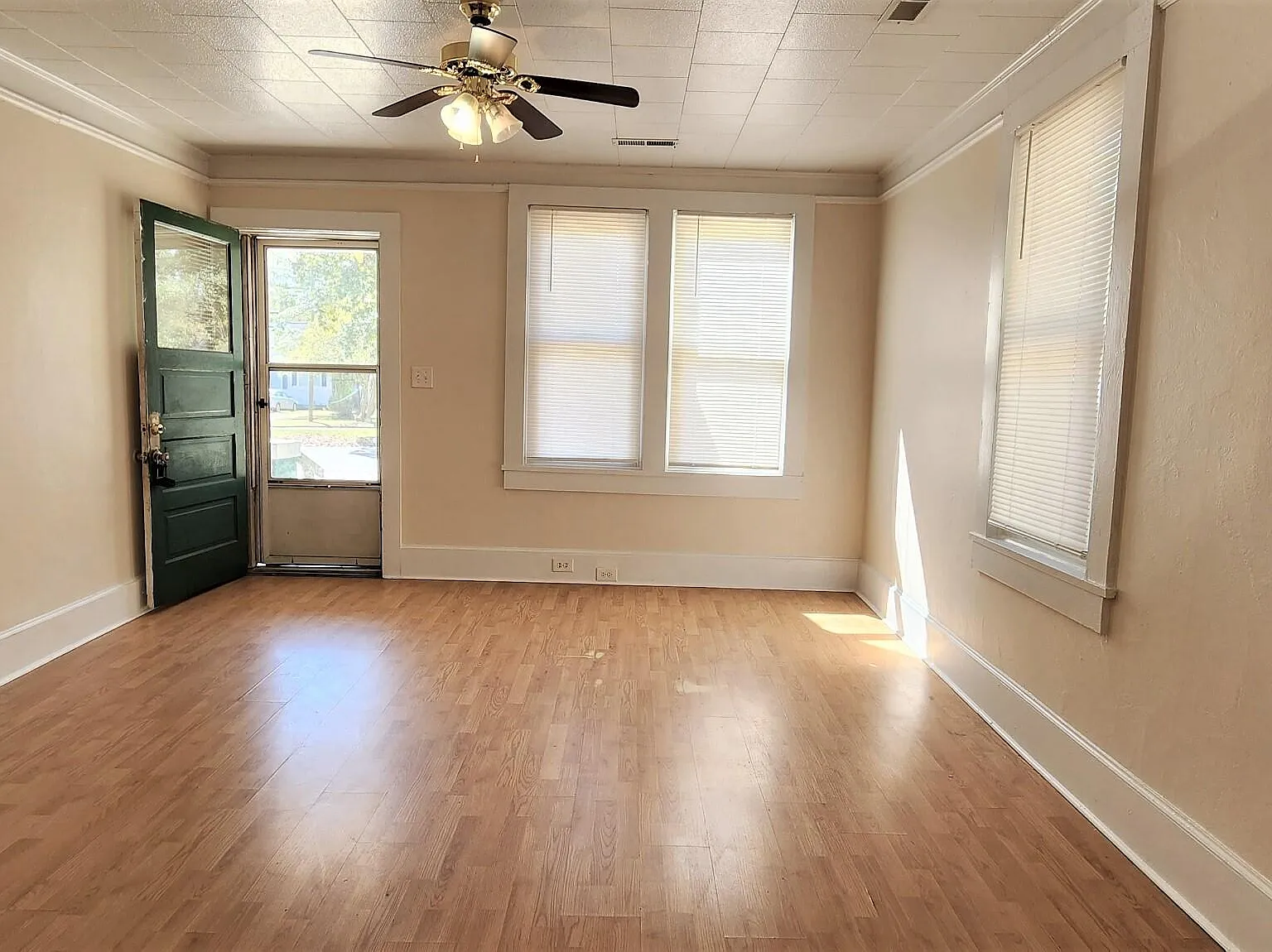 3 bed, 1.0 bath, 1169 sqft, $1,295 — Photo 3