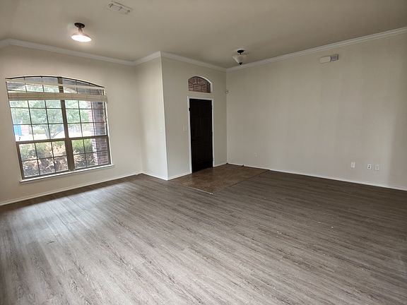 4th image of 724 Valley Ct