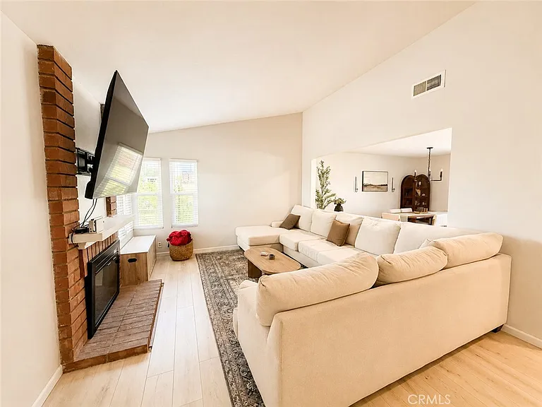 2703 S Fern Ave — Photo 5