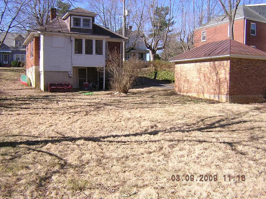 606 Progress St NE — Photo 2