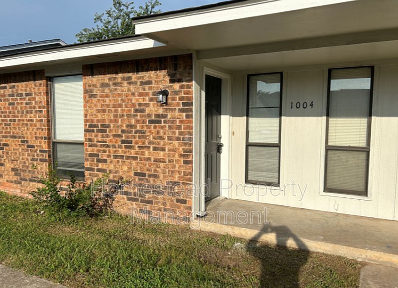 1st image of 1004 Acacia Cir